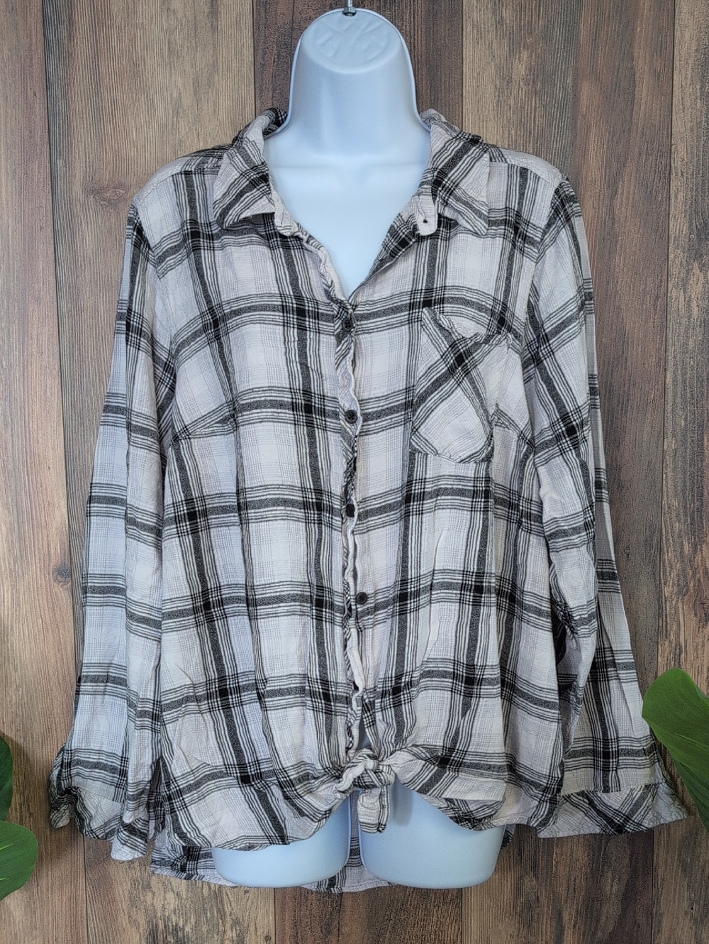 torrid Black and White Plaid Button Down Shirt 4 M380